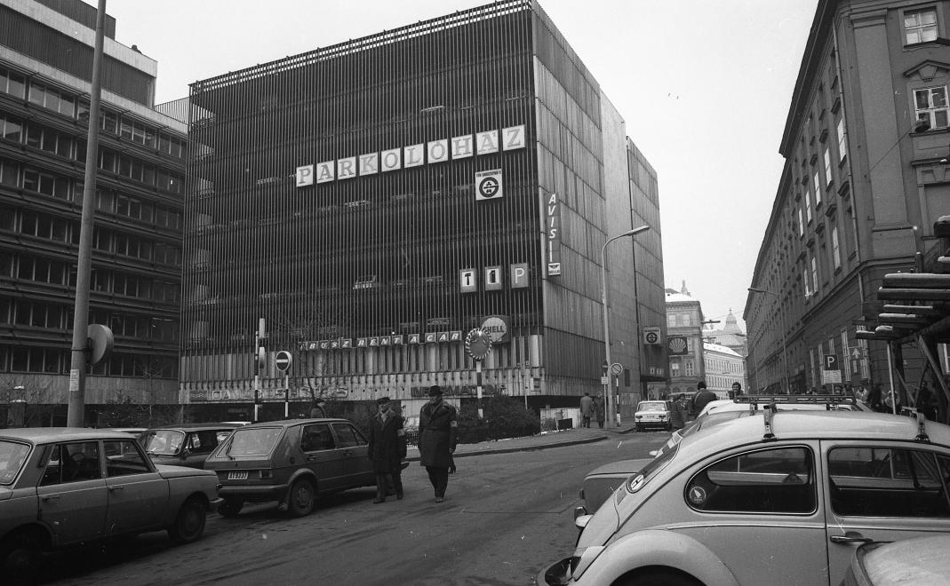 Szervita Tér parkolóház 1980